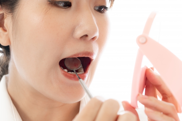 歯に小さい穴があるけれど痛みがなく心配している方のイメージ