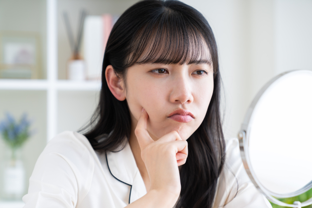 歯に白いできものが来たけど痛くない女性イメージ