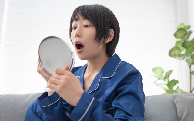 前歯の裏の歯茎がぷっくり腫れるのはなぜ？痛い・痛くない原因と受診目安