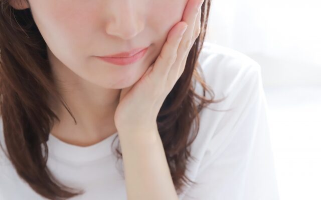 歯茎を押すと痛いのに腫れてないのはなぜ？原因・対処法と受診目安