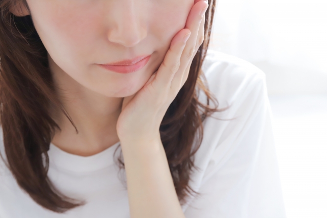 歯茎が痛くて悩んでいる女性イメージ